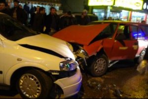 İki otomobil &ccedil;arpıştı: 2 yaralı