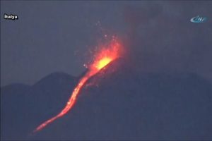İtalya'daki Etna Yanardağı b&ouml;yle patladı