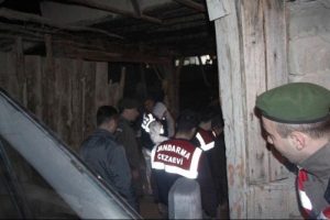 Yaşlı &ccedil;ifte evlerine giren hırsızlardan saldırı: 1 &ouml;l&uuml;, 1 yaralı