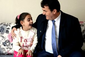 Bursa'da doğuştan g&ouml;rme &ouml;z&uuml;rl&uuml; Esma g&ouml;rmeye başladı