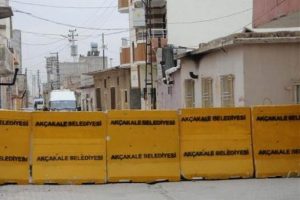 Kentte yollar dev beton bariyerlerle kesildi
