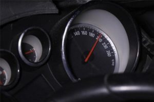 Alkoll&uuml; polis memuru 200 kilometre hızla dehşet sa&ccedil;tı
