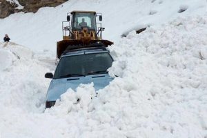 &Ccedil;ığ altında kalan otomobilin s&uuml;r&uuml;c&uuml;s&uuml; son anda kurtuldu