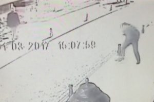Sokakta y&uuml;r&uuml;rken kafasına tuğla d&uuml;şt&uuml;
