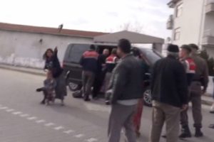 Halı hırsızları gazetecilere terlikle saldırdı
