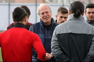 Eskişehirspor'da Mustafa Denizli ile Erkan Zengin ile kavga etti