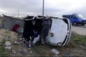 Otomobil tarlaya u&ccedil;tu: 1 &ouml;l&uuml;, 1 yaralı