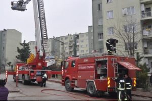 Bursa'da yangında mahsur kalan 9 kişiyi itfaiye kurtardı