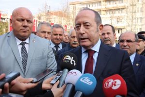 Hamza&ccedil;ebi'den bayrak a&ccedil;ıklaması