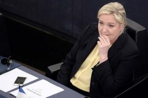 AP, Cumhurbaşkanı adayı Le Pen'in dokunulmazlığını kaldırdı