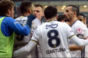 Fenerbah&ccedil;e yarı final kapısını araladı