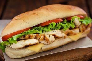 &Uuml;nl&uuml; markanın sandvi&ccedil;indeki tavuğun yarısı tavuk değilmiş