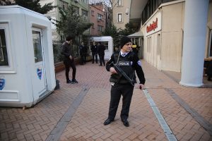 Cumhuriyet gazetesi &ouml;n&uuml;nde silah sesleri
