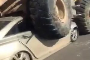 İş makinesi otomobili bi&ccedil;ti