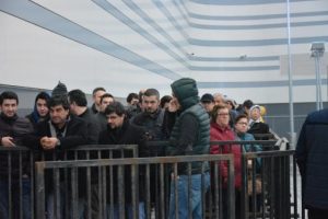 Bursa'da indirimli elektronik &uuml;r&uuml;n kuyruğu