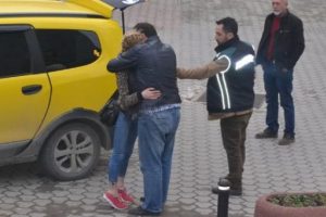 Bursa'da tutuklanan kelep&ccedil;eli sevgiliye sarılarak veda