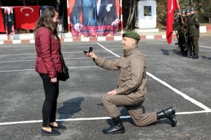 Yemin t&ouml;reninde s&uuml;rpriz evleneme teklifi
