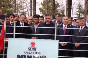 Bakan &Ouml;zhaseki, &Ouml;mer Halisdemir'in kabrini ziyaret etti