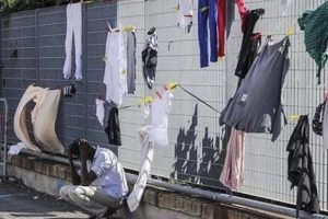 İtalya'da g&ouml;&ccedil;menlerin kaldığı kampta yangın