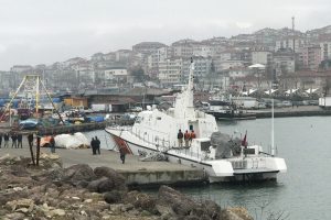 Doğalgaz platformunda yaralanan iş&ccedil;iyi sahil g&uuml;venlik kurtardı