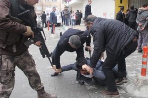 Urfa'da meydan kavgası! Bakan Yılmaz'ın korumaları m&uuml;dahale etti