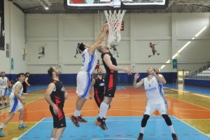 Nil&uuml;fer Belediyespor potada y&uuml;zleri g&uuml;ld&uuml;r&uuml;yor
