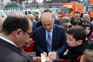 Validen imza alabilmek i&ccedil;in birbirleriyle yarıştılar