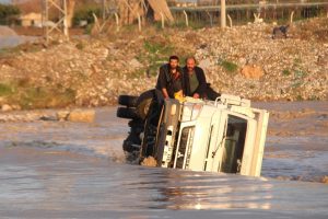 Mersin'de akıntıya kapılan ara&ccedil;taki 2 kişi saatlerce kurtarılmayı bekledi