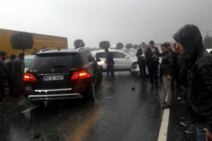Bakan &Ccedil;elik'in konvoyunda kaza: 8 yaralı