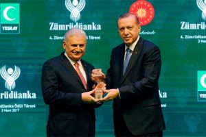 Yıldırım, &ouml;d&uuml;l&uuml;n&uuml; Erdoğan'ın elinden aldı
