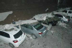 Adana'da istinat duvarı devrildi, 6 ara&ccedil; hurdaya d&ouml;nd&uuml;