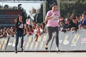 Kadınlar 'y&uuml;ksek topuk'la koştu