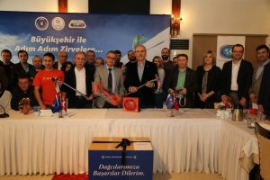 Bursa'da dağcılık kul&uuml;plerine malzeme desteği