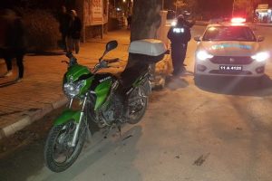 K&ouml;peğe &ccedil;arpan motosiklet s&uuml;r&uuml;c&uuml;s&uuml; yaralandı