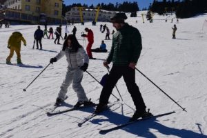 Bursa Uludağ'da g&uuml;neş altında kayak keyfi