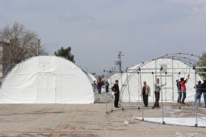 Deprem b&ouml;lgesine &ccedil;adır derslikler kuruldu