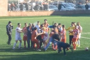 Futbolcular tekme yumruk birbirine girdi!