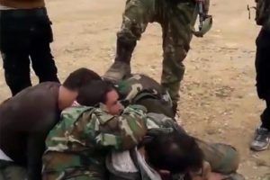 Suriyeli askerleri yakalayıp fotoğraflarını yayınladılar