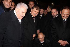 Başbakan ile ayakkabı boyacısı arasında g&uuml;ld&uuml;ren diyalog