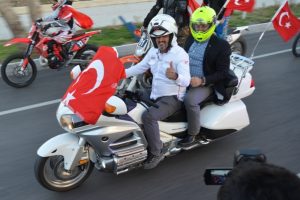 &Ccedil;avuşoğlu il&ccedil;e merkezine motosikletle geldi