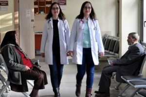 İkiz doktorlar g&ouml;renleri şaşırtıyor