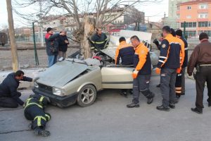 Otomobil 2 kişiye mezar oldu