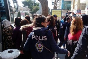 Dilek &Ouml;calan'ın da katıldığı izinsiz g&ouml;steriye polis m&uuml;dahalesi