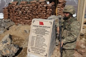 Mehmet&ccedil;iğin 2172 rakımlı tepedeki kahramanlığı anıtlaştı
