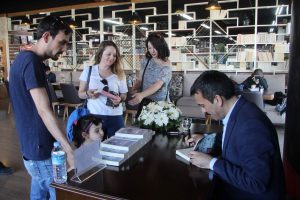 Yazar Sinan Aky&uuml;z Bursa'da okurlarıyla buluştu