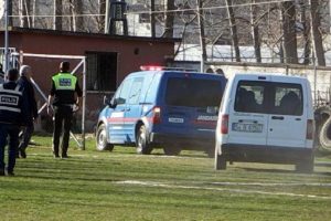 Hakemler jandarma aracıyla stattan &ccedil;ıkarıldı