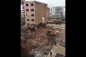 Bina iş makinesinin &uuml;zerine yıkıldı!