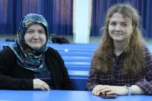 47 yaşında kızıyla birlikte &uuml;niversite sırasına oturdu