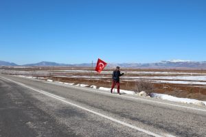 R&uuml;yasında g&ouml;rd&uuml;ğ&uuml; &Ouml;mer Halisdemir'in mezarına y&uuml;r&uuml;yor