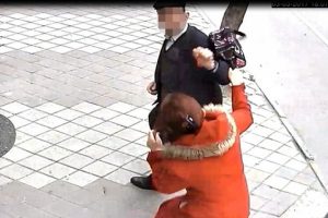 Arkasından gelen adamı &ccedil;antayla d&ouml;vm&uuml;şt&uuml; şikayet&ccedil;i olmadı